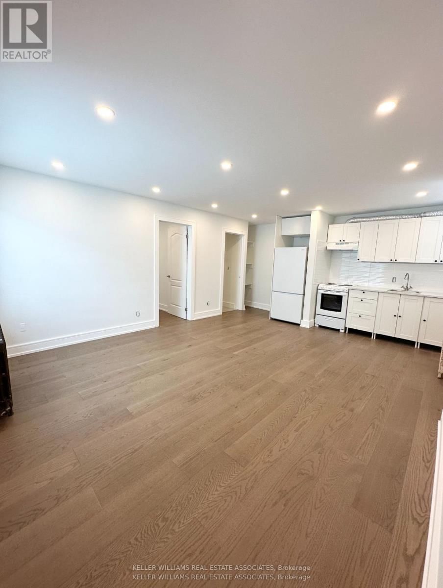 4 - 237 LAKESHORE ROAD EAST Image 1