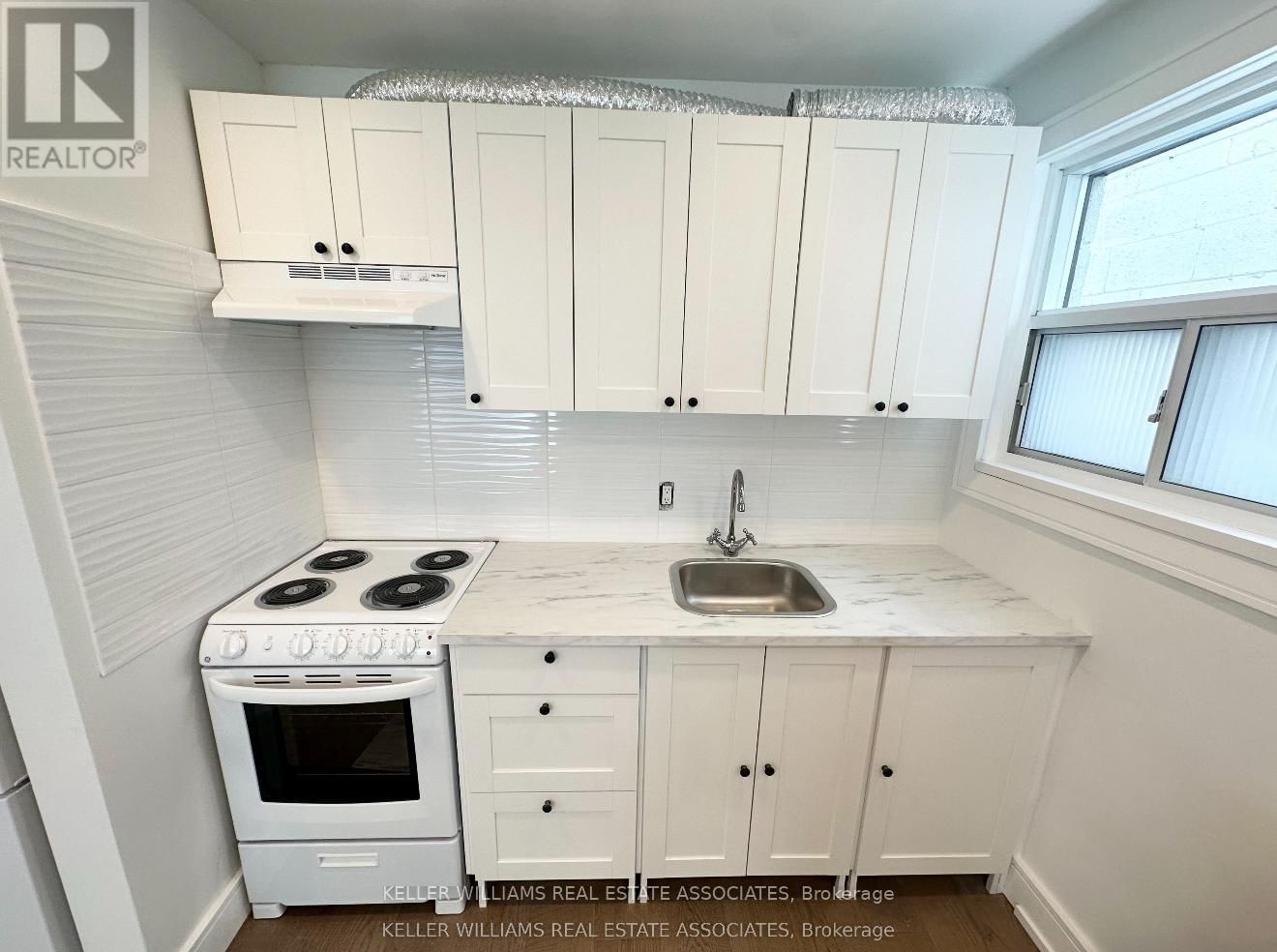 4 - 237 LAKESHORE ROAD EAST Image 2