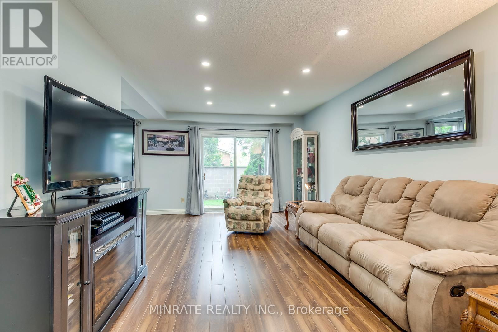 14 - 1548 NEWLANDS CRESCENT Image 3