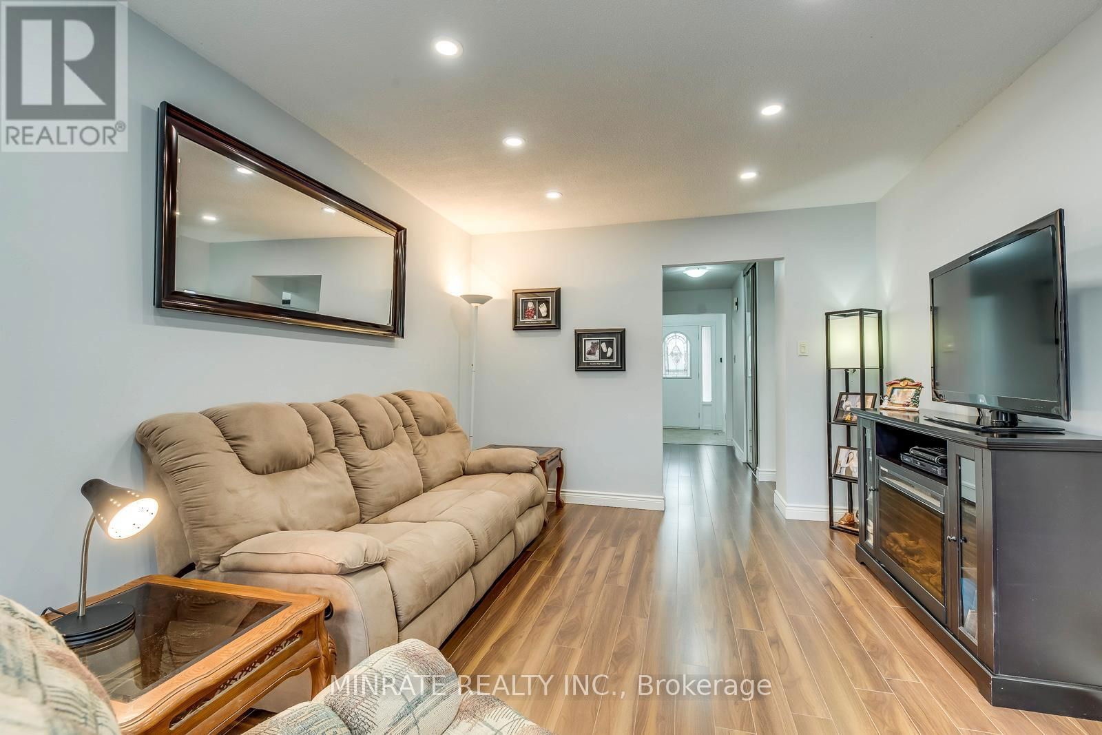 14 - 1548 NEWLANDS CRESCENT Image 4