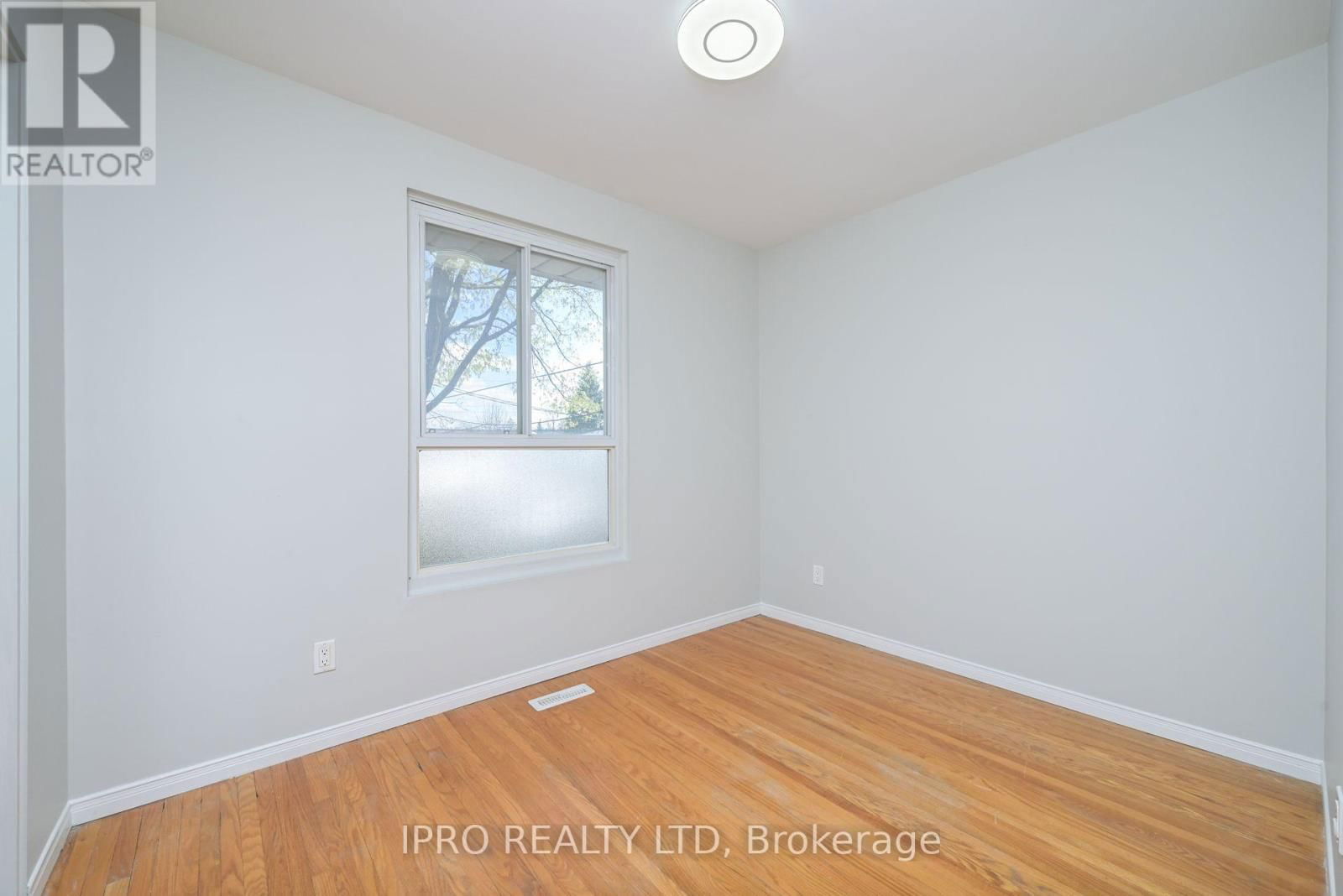 17 SHIRLEY STREET EAST Image 13
