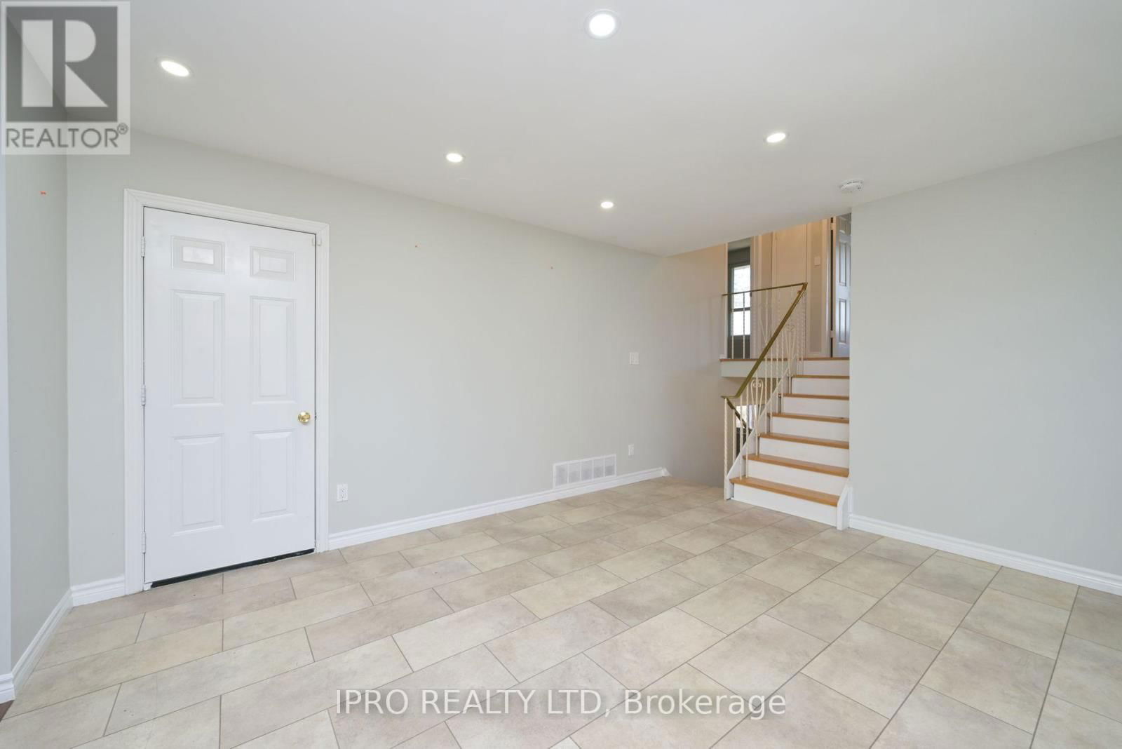17 SHIRLEY STREET EAST Image 15