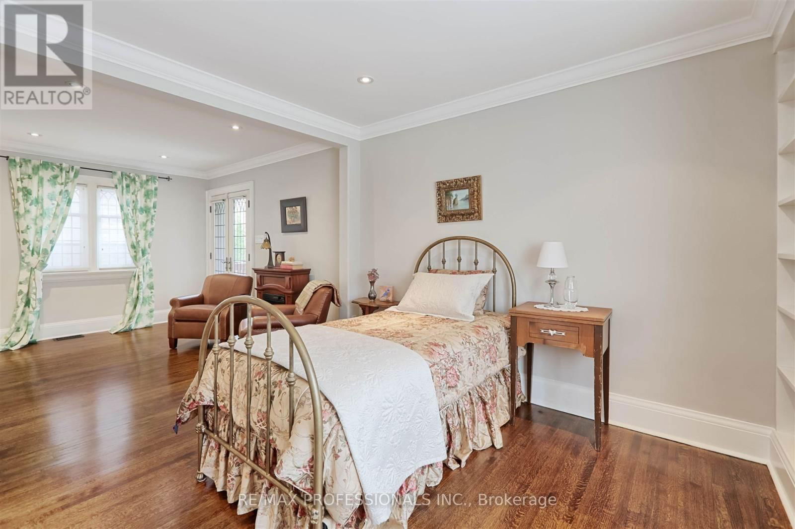 231 GRENVIEW BOULEVARD SOUTH Image 18