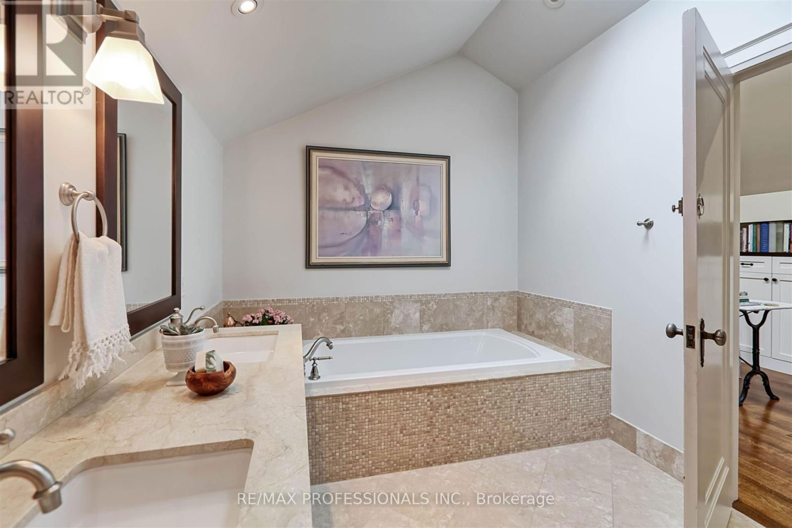 231 GRENVIEW BOULEVARD SOUTH Image 28