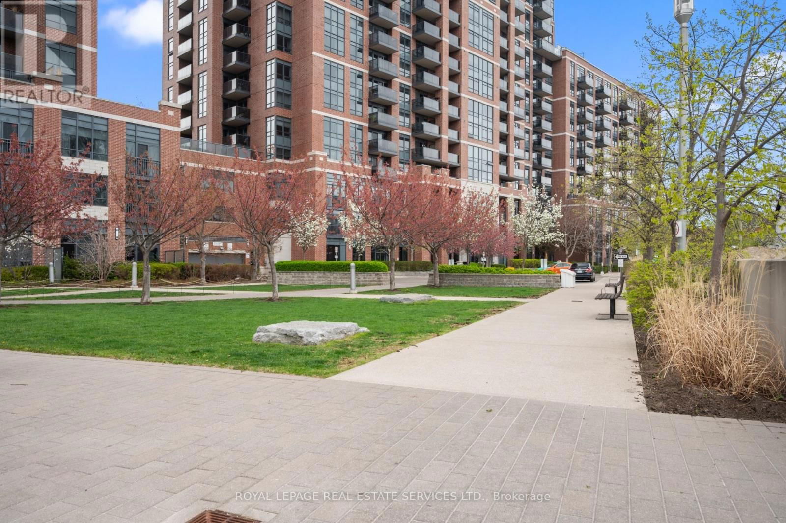 812 - 61 HEINTZMAN STREET Image 43