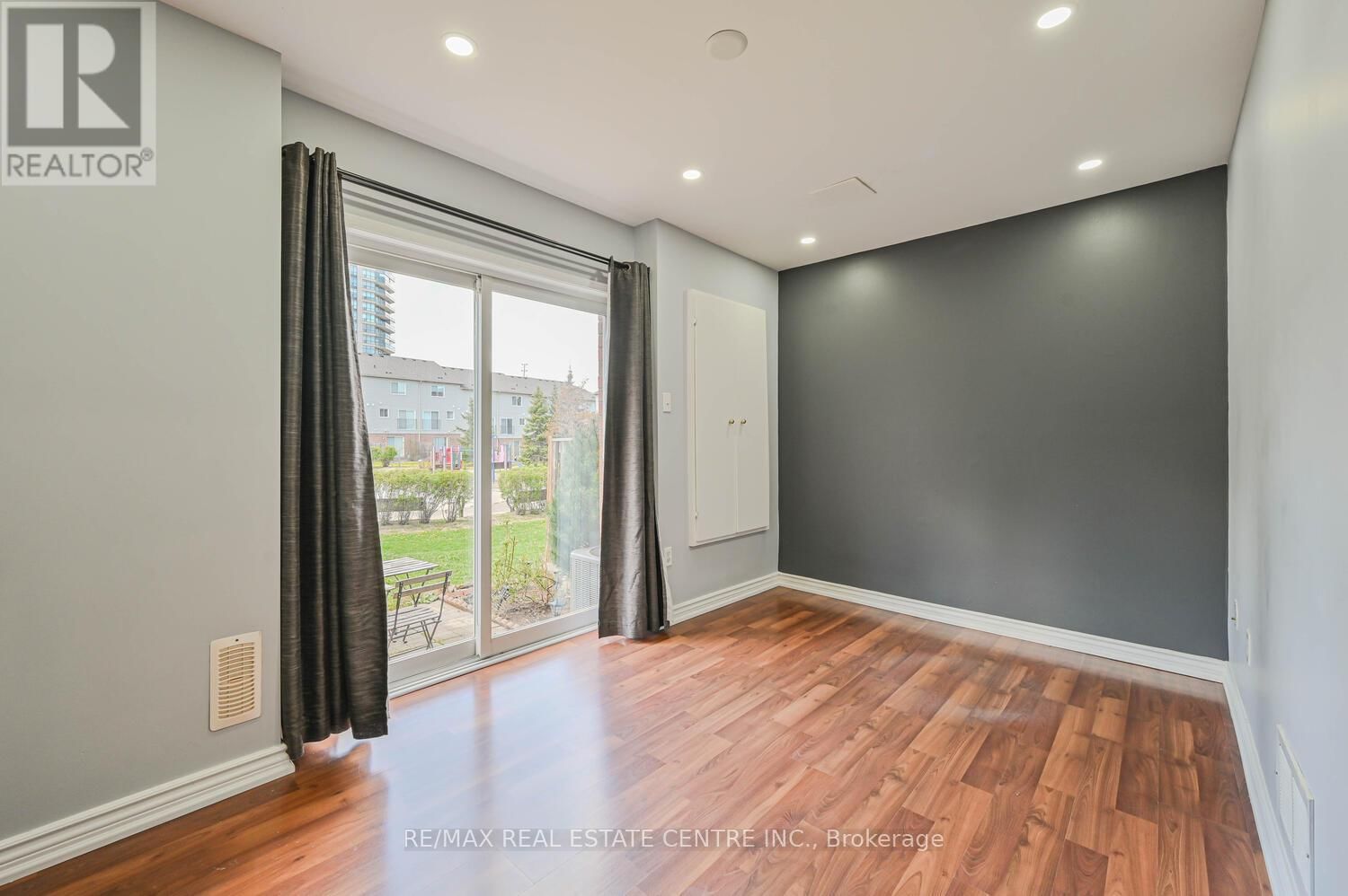 93 - 4950 ALBINA WAY Image 35
