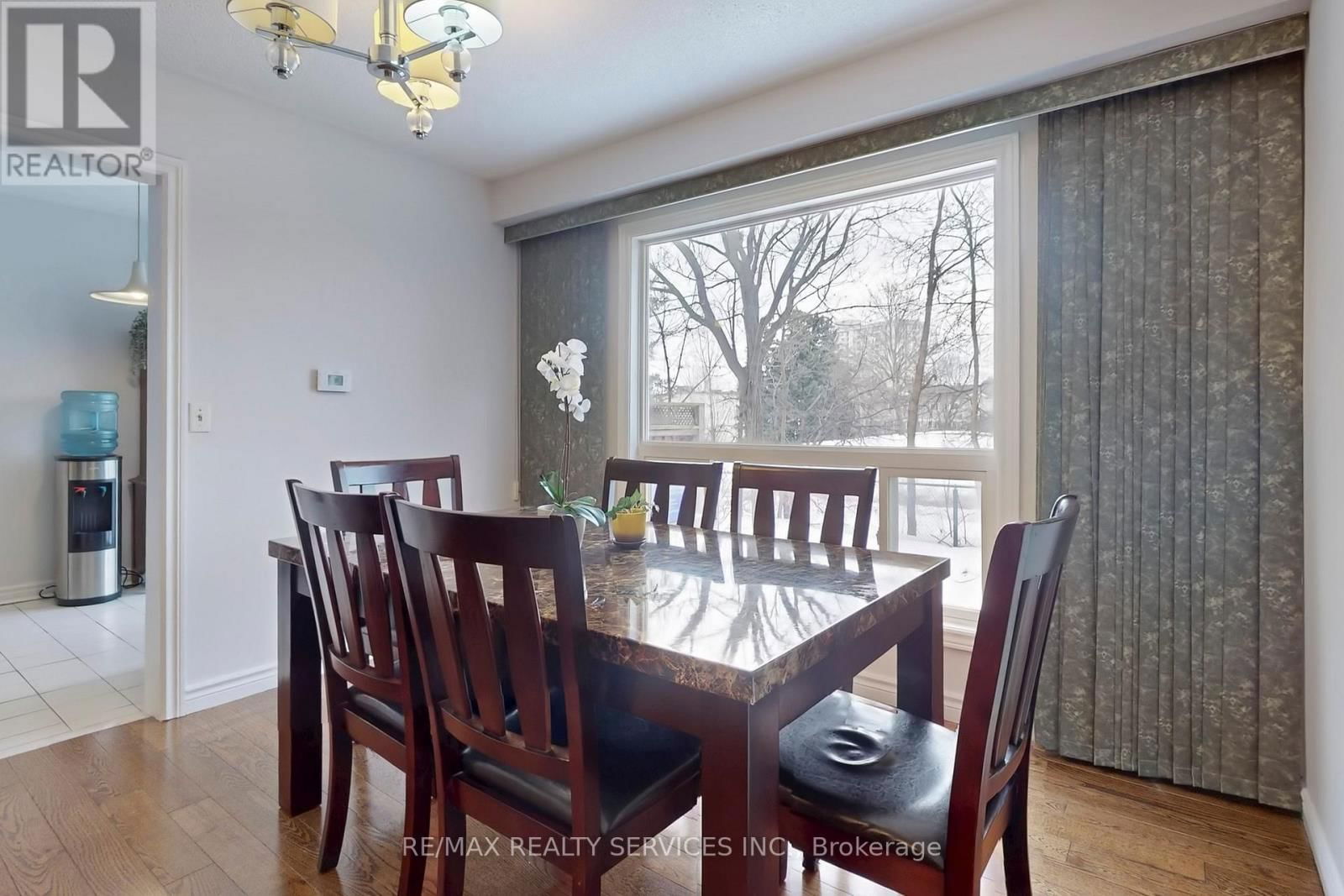 28 HEATHCLIFFE SQUARE Image 10