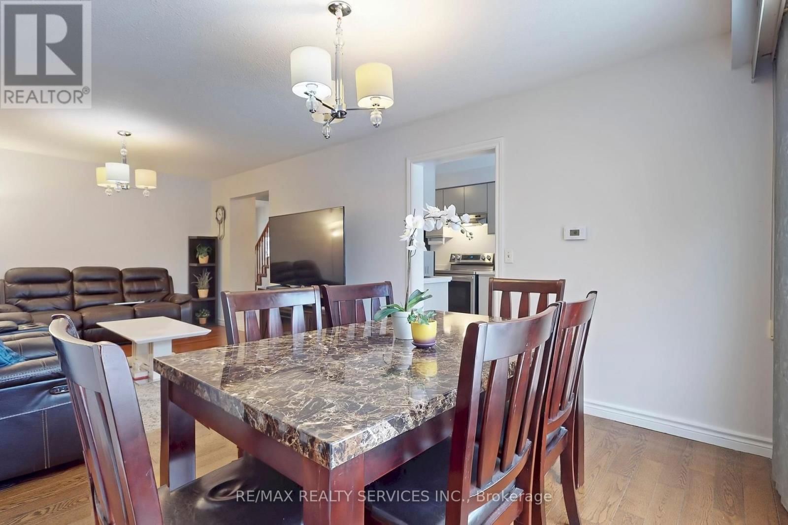 28 HEATHCLIFFE SQUARE Image 11