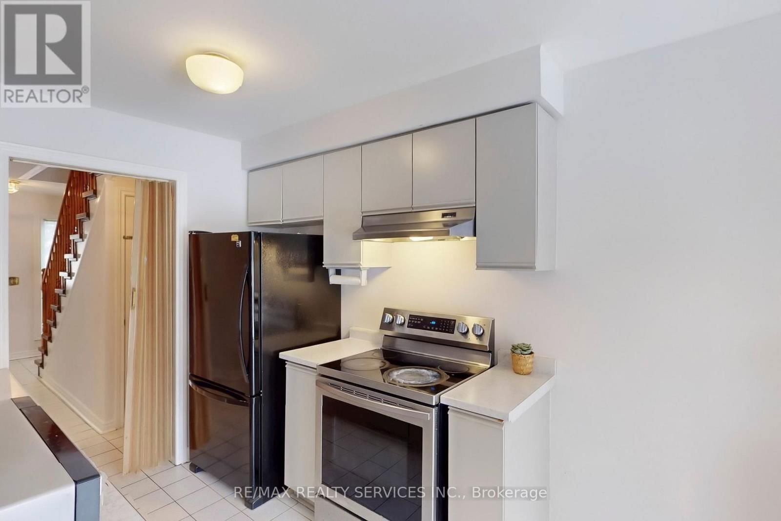 28 HEATHCLIFFE SQUARE Image 12