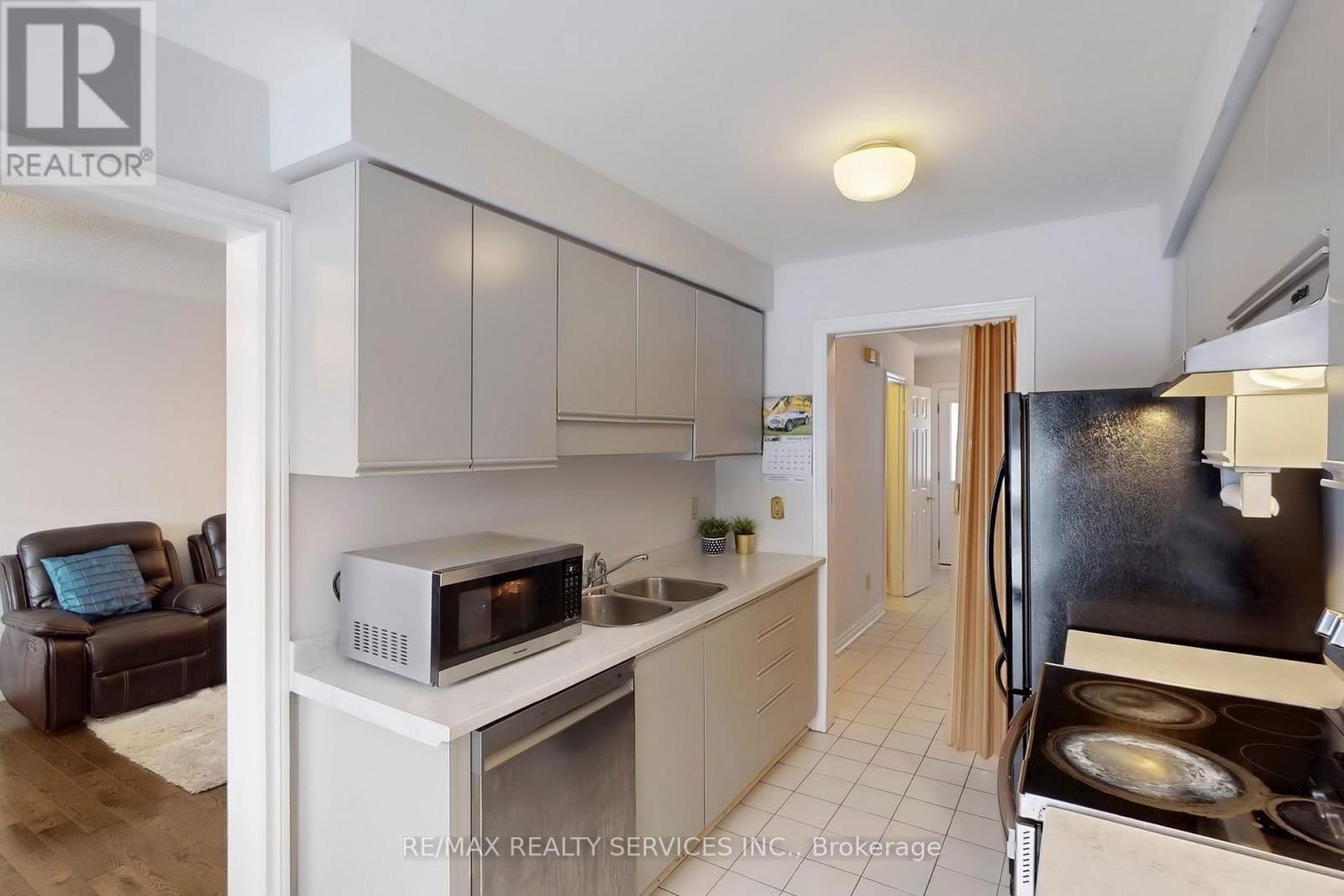 28 HEATHCLIFFE SQUARE Image 13