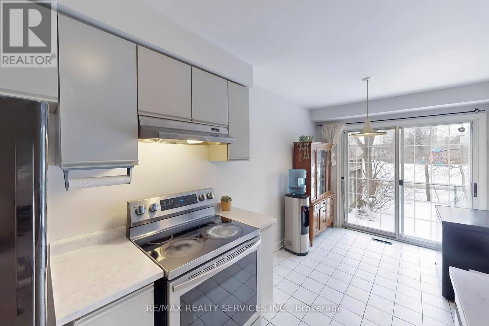 28 HEATHCLIFFE SQUARE Image 14