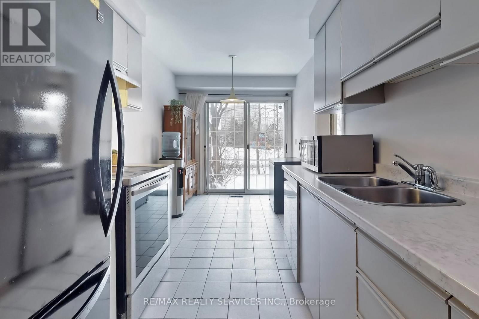 28 HEATHCLIFFE SQUARE Image 15