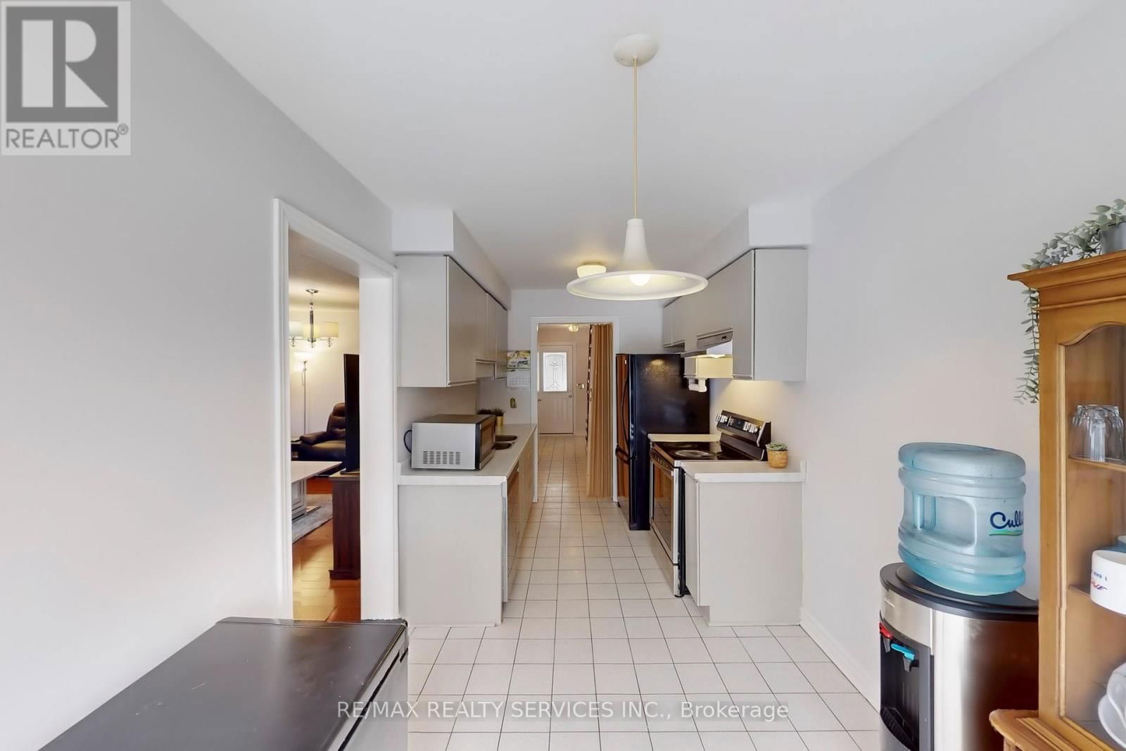 28 HEATHCLIFFE SQUARE Image 17