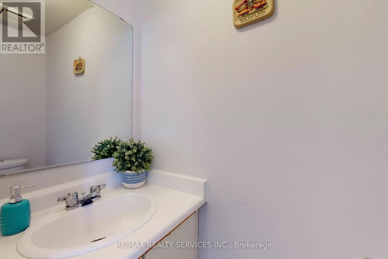 28 HEATHCLIFFE SQUARE Image 18