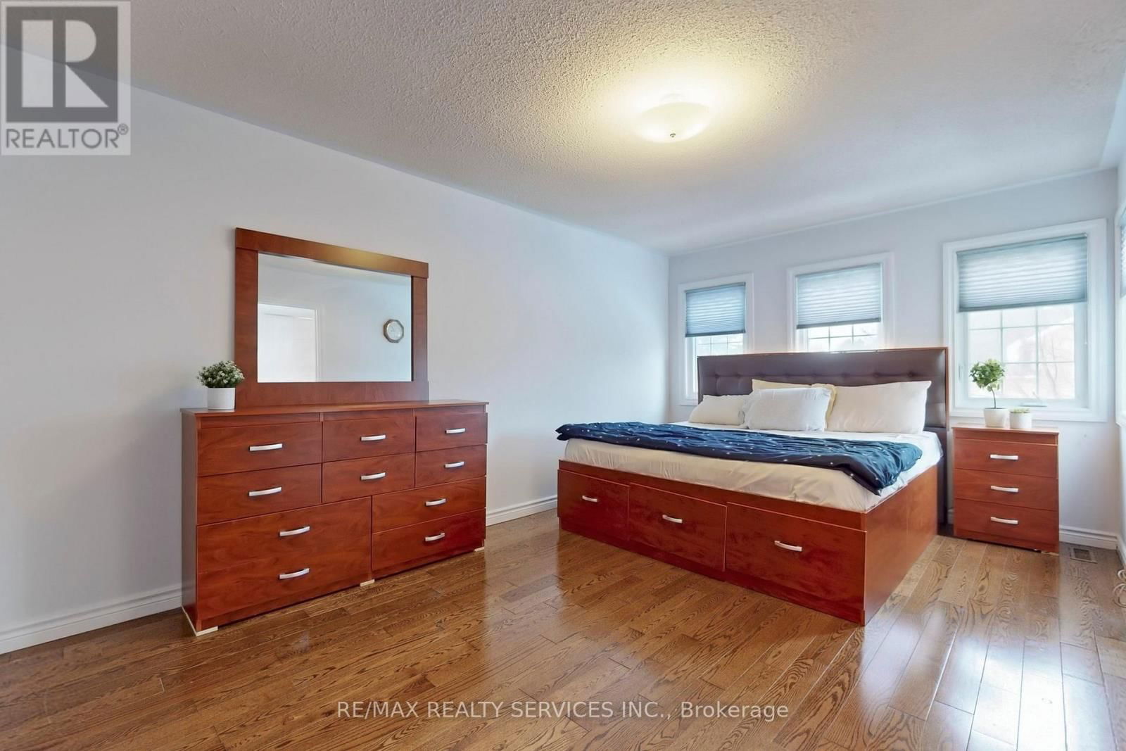 28 HEATHCLIFFE SQUARE Image 21
