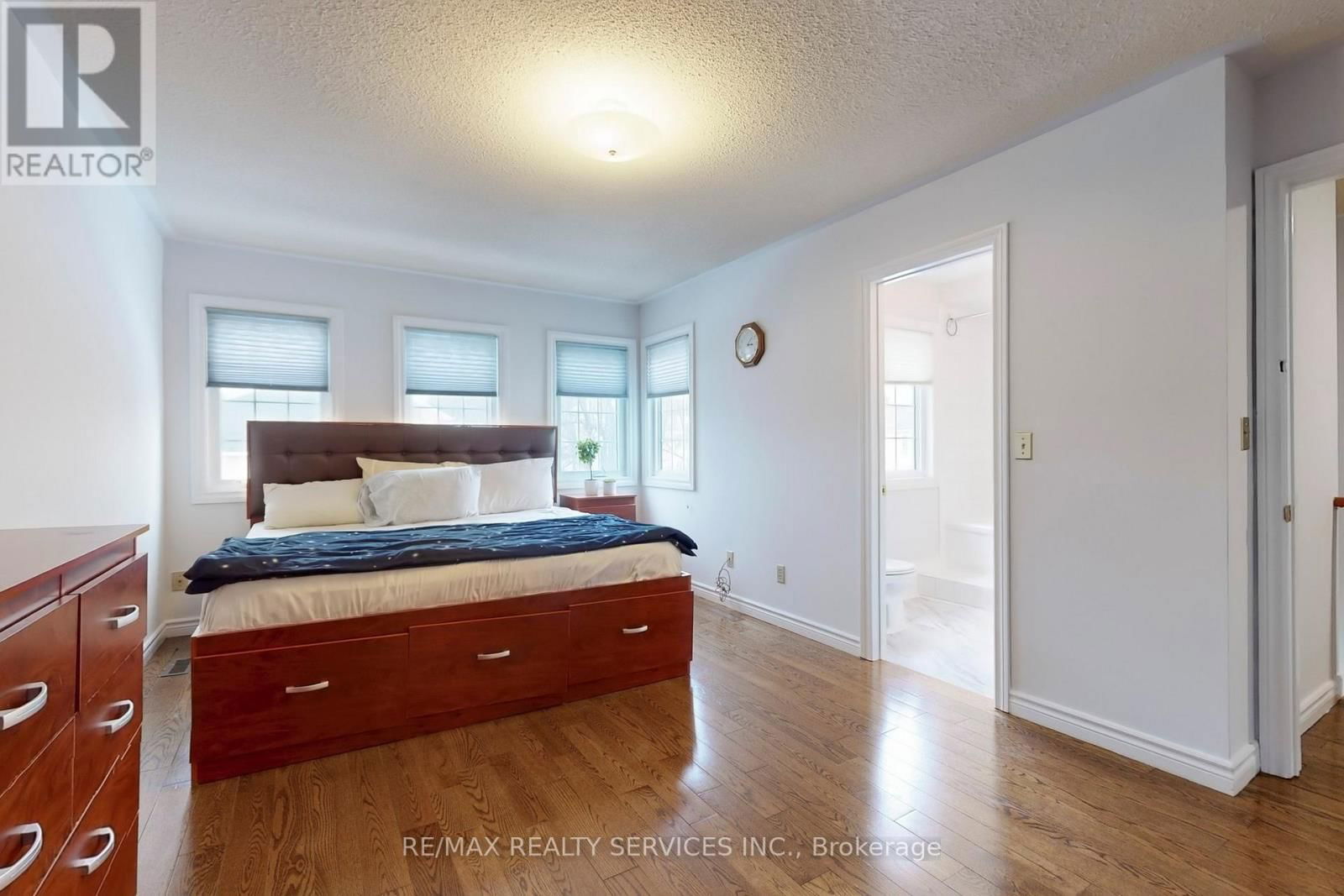 28 HEATHCLIFFE SQUARE Image 22