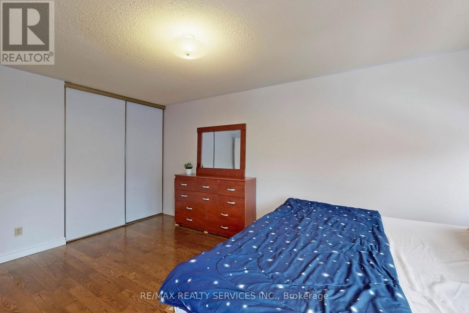 28 HEATHCLIFFE SQUARE Image 23