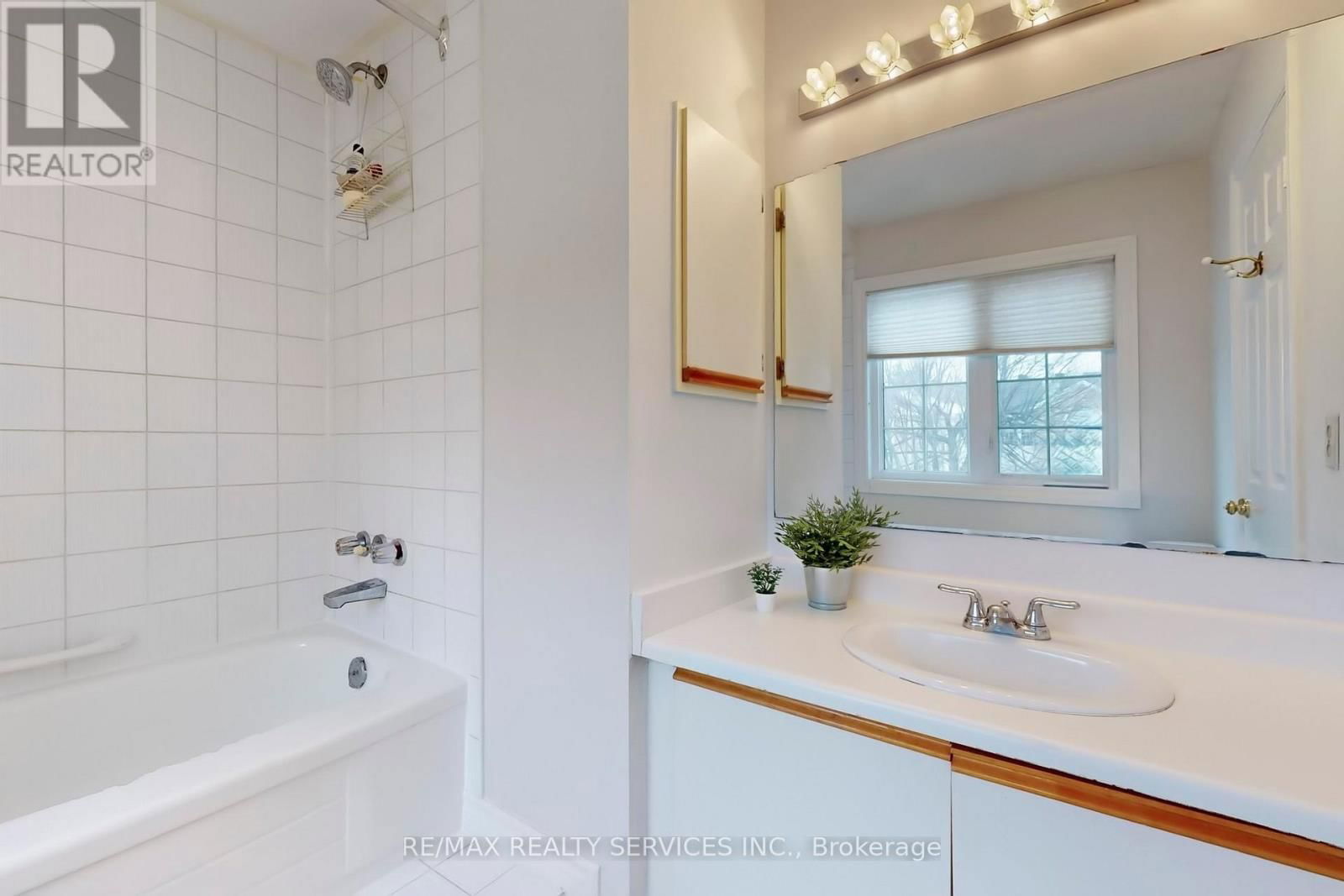 28 HEATHCLIFFE SQUARE Image 24