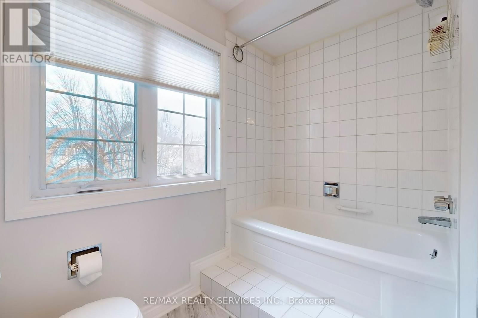 28 HEATHCLIFFE SQUARE Image 25