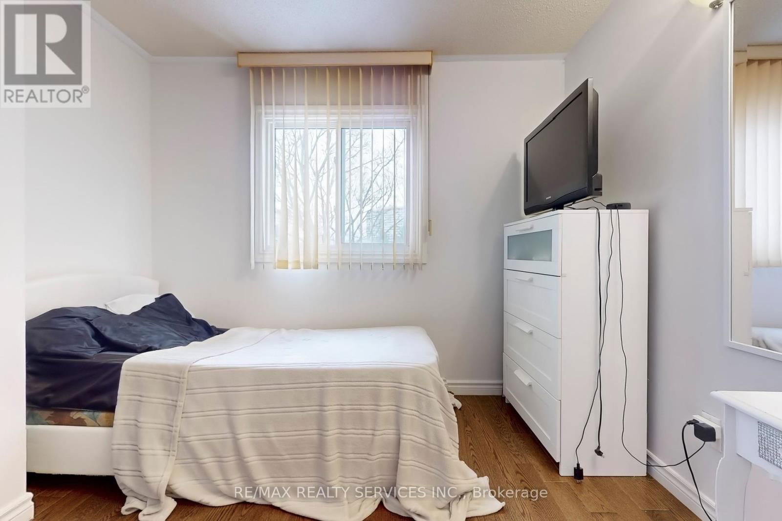 28 HEATHCLIFFE SQUARE Image 27
