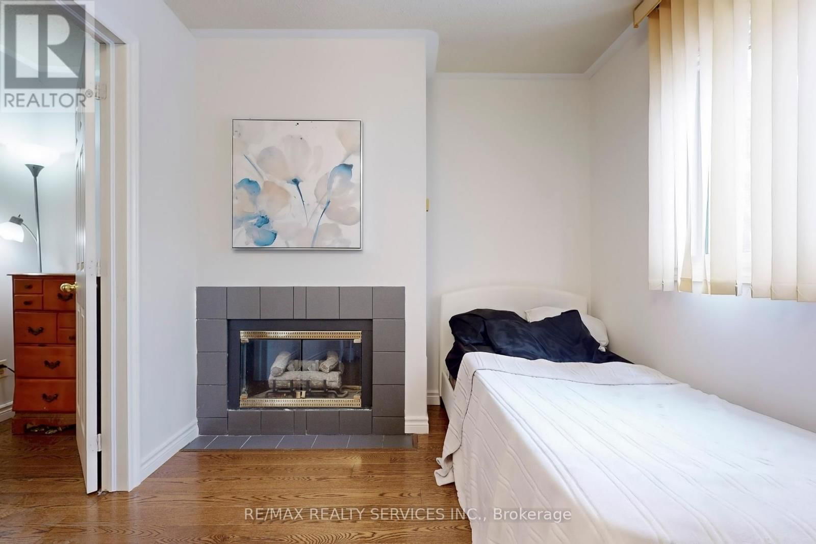 28 HEATHCLIFFE SQUARE Image 28