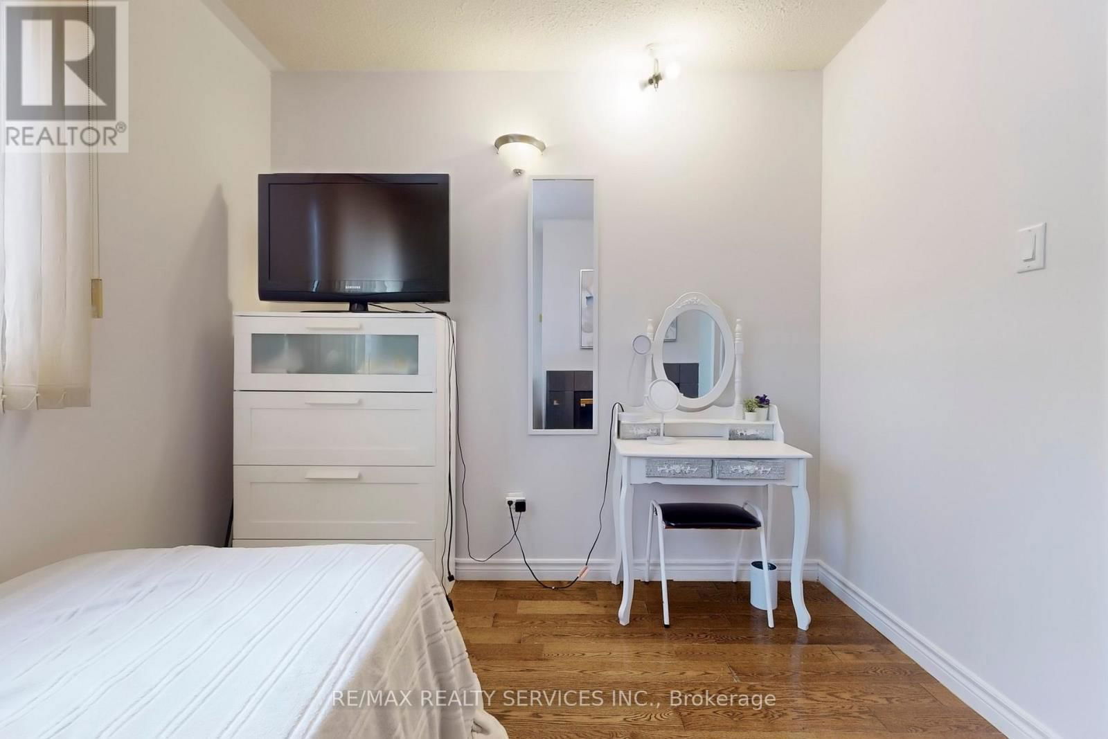 28 HEATHCLIFFE SQUARE Image 29