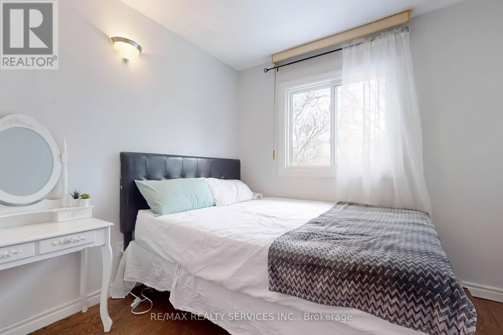 28 HEATHCLIFFE SQUARE Image 30