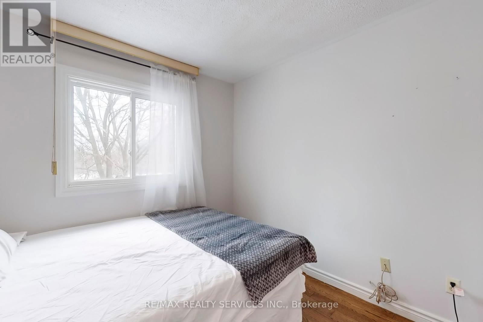 28 HEATHCLIFFE SQUARE Image 31