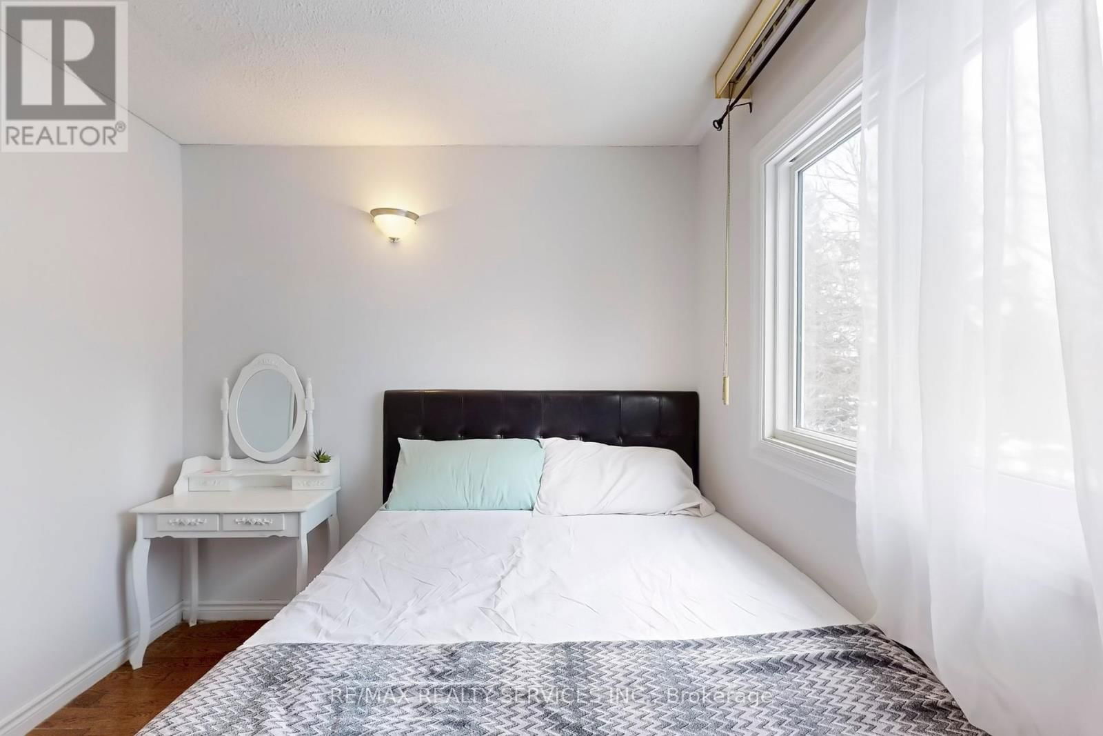 28 HEATHCLIFFE SQUARE Image 32