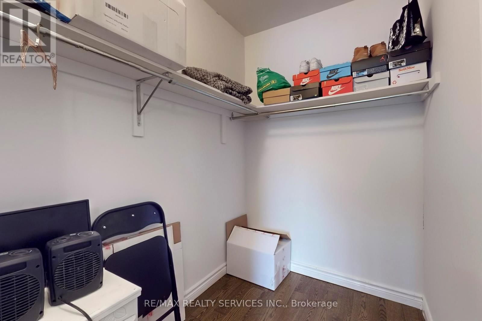 28 HEATHCLIFFE SQUARE Image 33