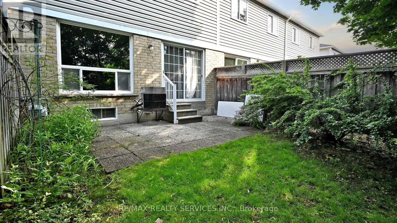 28 HEATHCLIFFE SQUARE Image 35