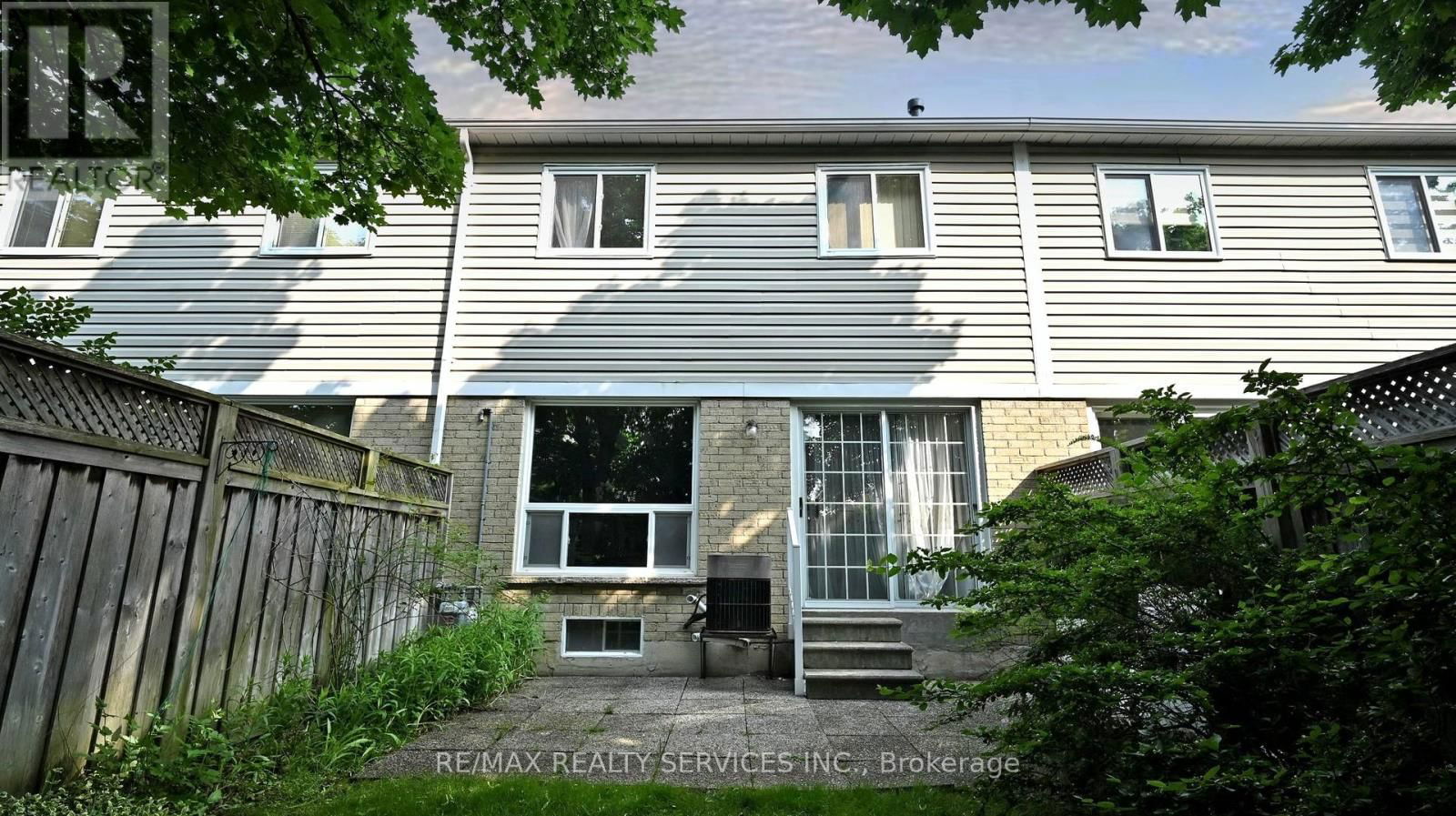 28 HEATHCLIFFE SQUARE Image 36