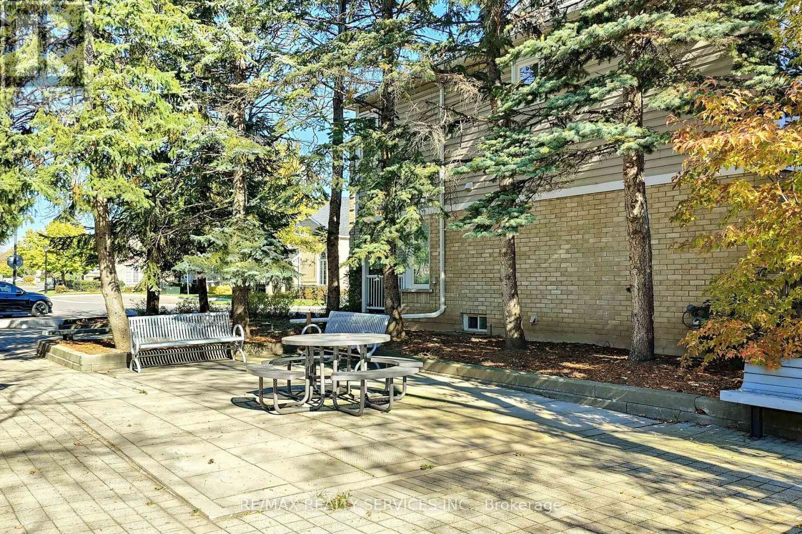 28 HEATHCLIFFE SQUARE Image 40