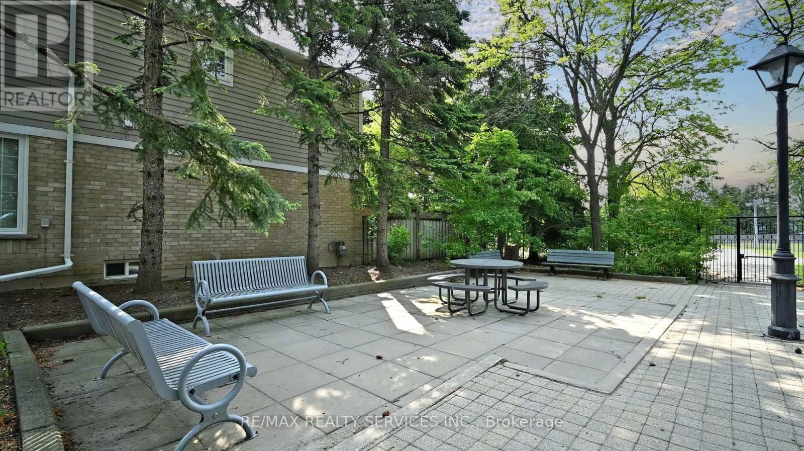 28 HEATHCLIFFE SQUARE Image 47