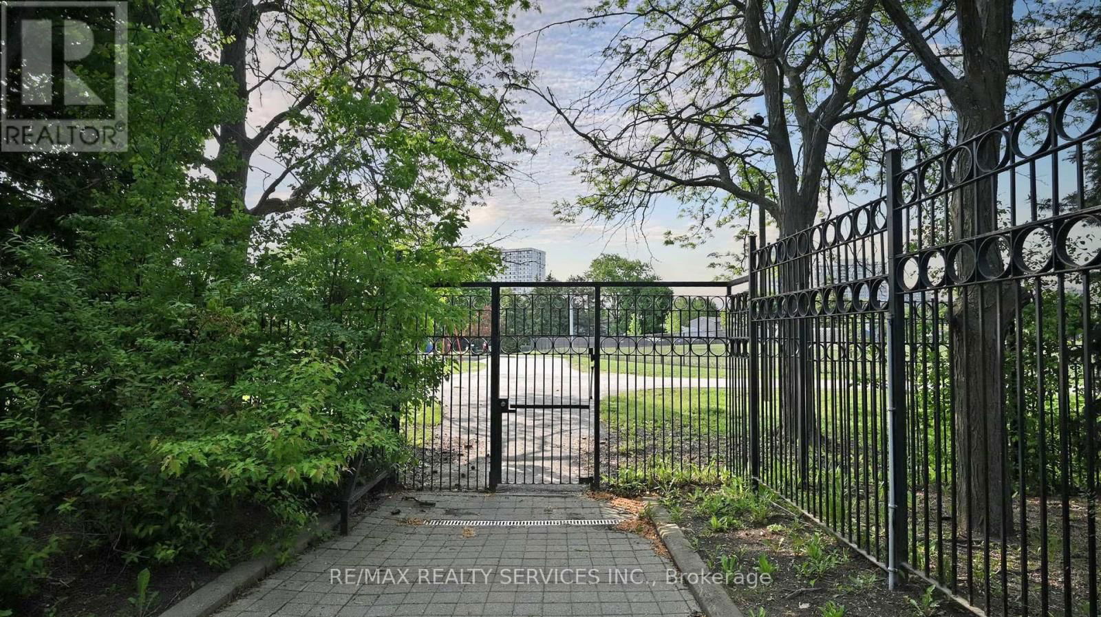 28 HEATHCLIFFE SQUARE Image 49