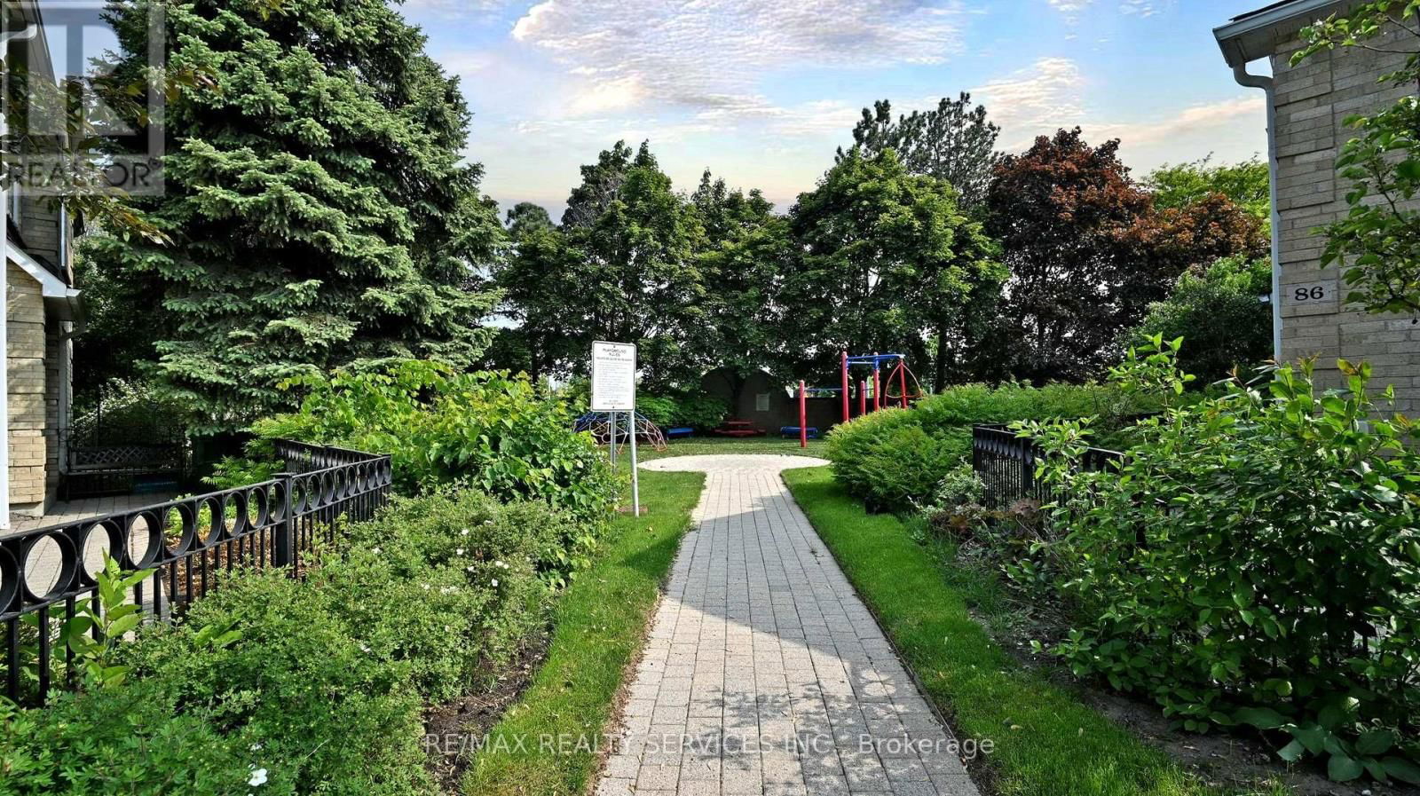 28 HEATHCLIFFE SQUARE Image 50