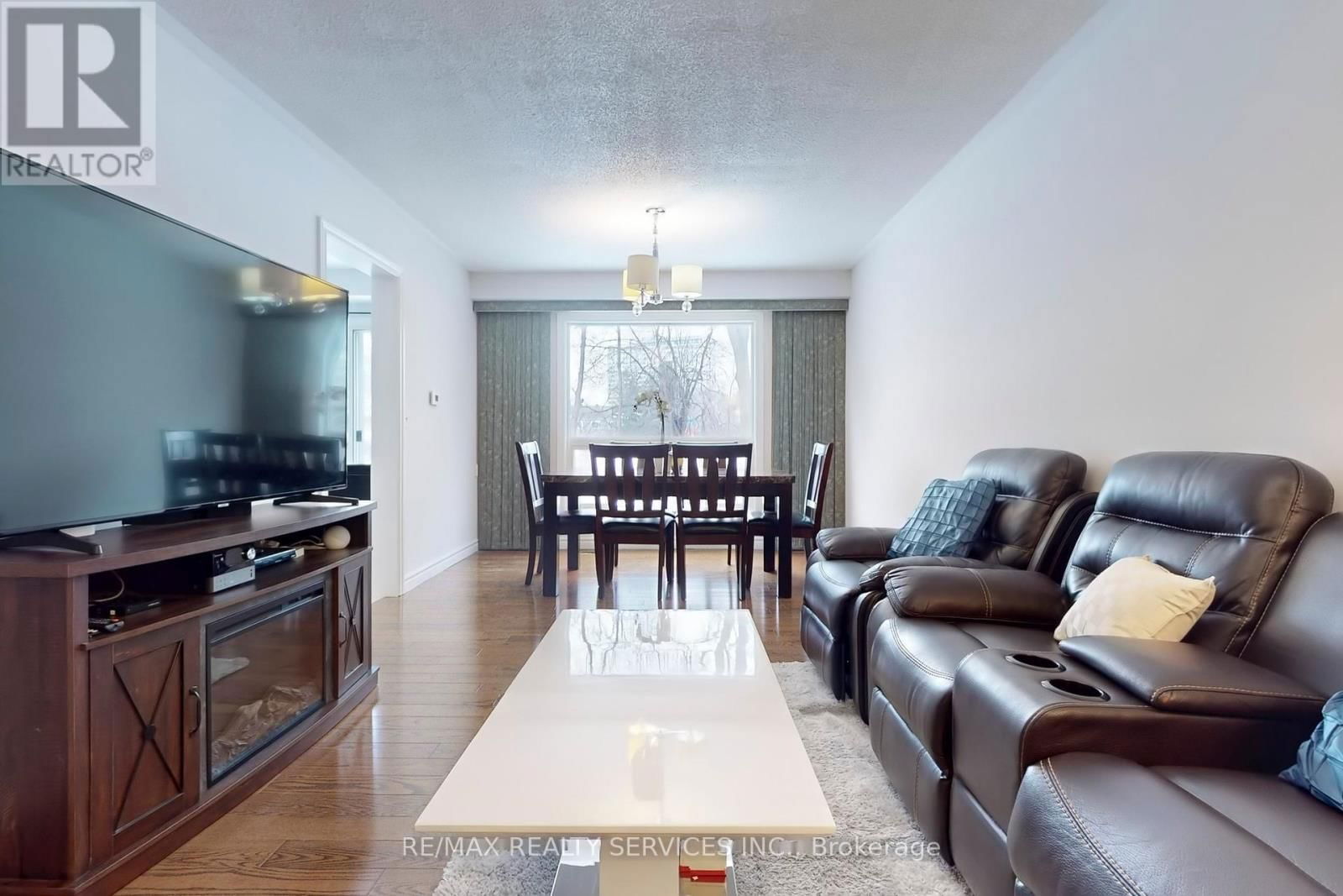 28 HEATHCLIFFE SQUARE Image 6