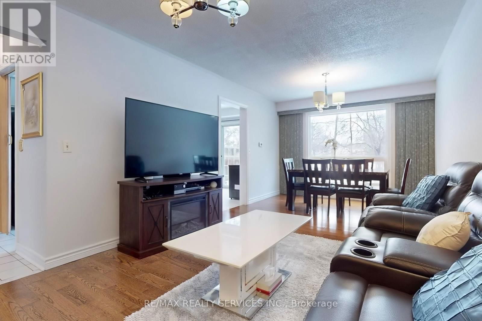 28 HEATHCLIFFE SQUARE Image 7