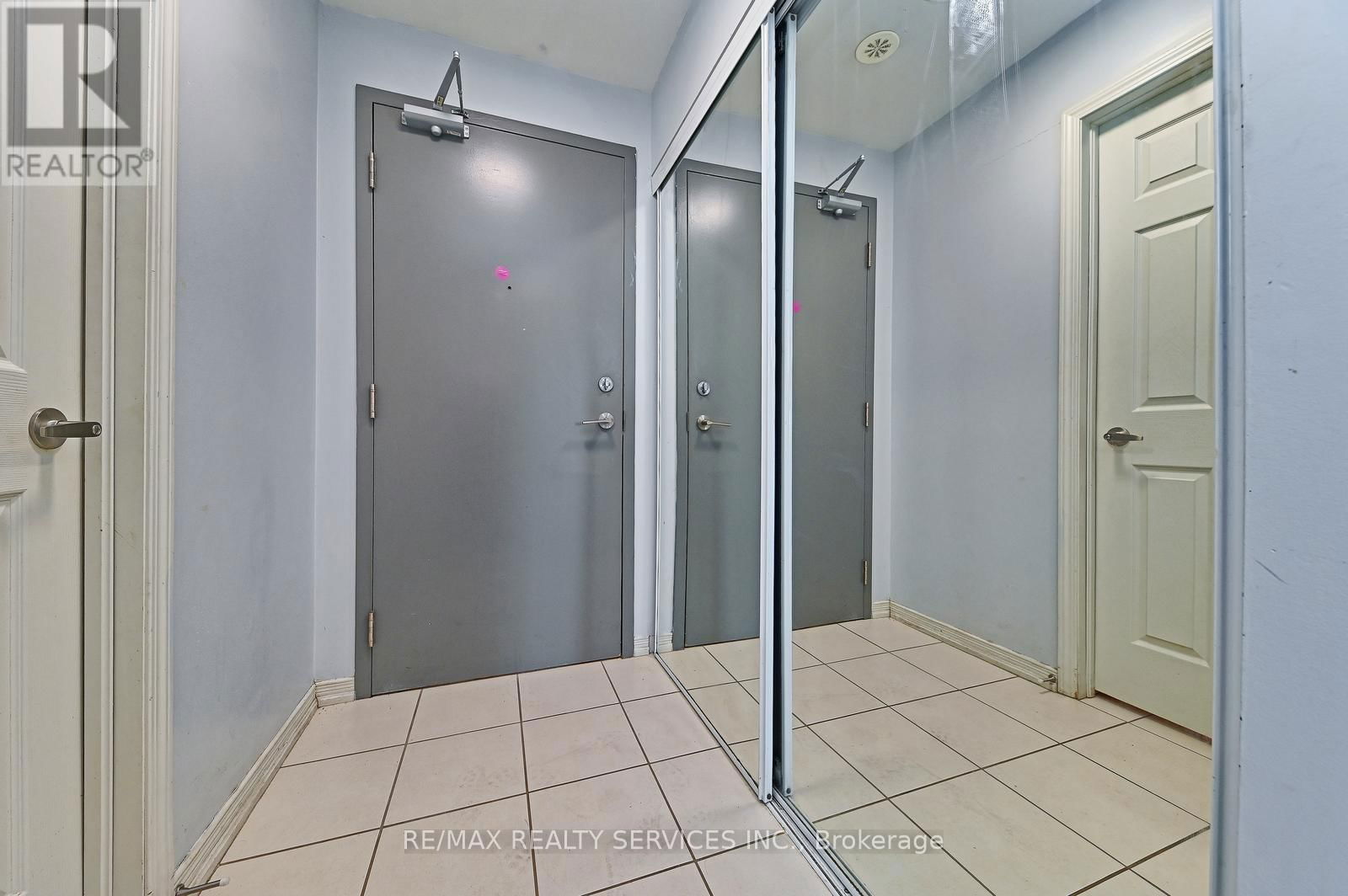 411 - 50 SKY HARBOUR DRIVE Image 10