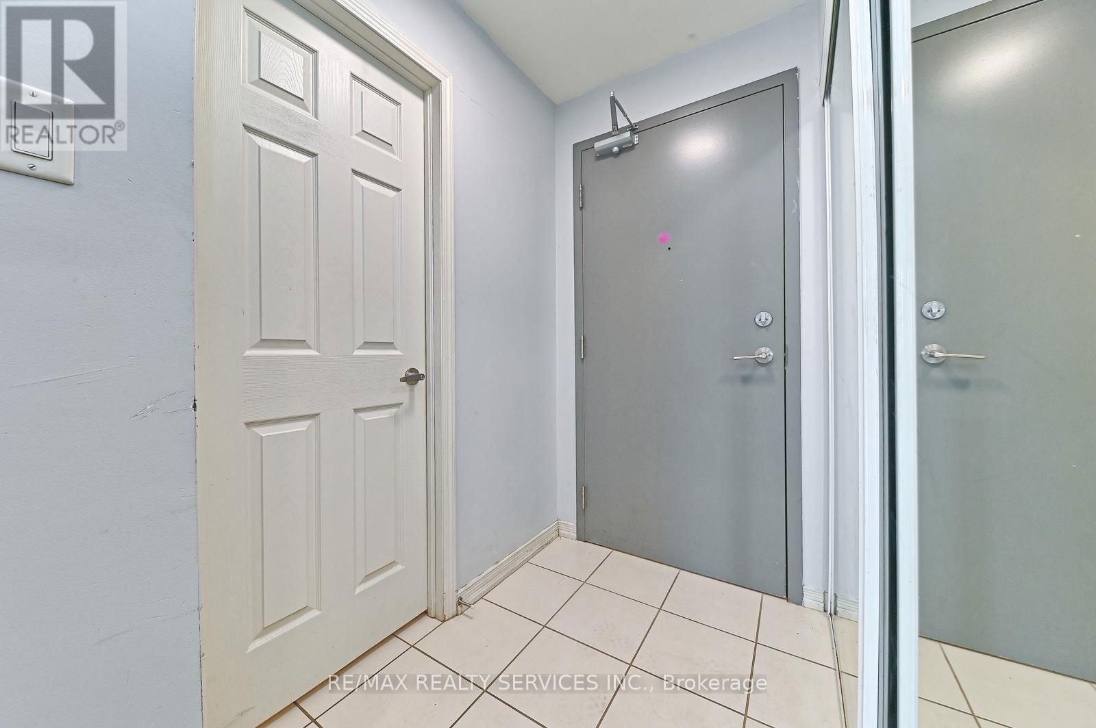 411 - 50 SKY HARBOUR DRIVE Image 11