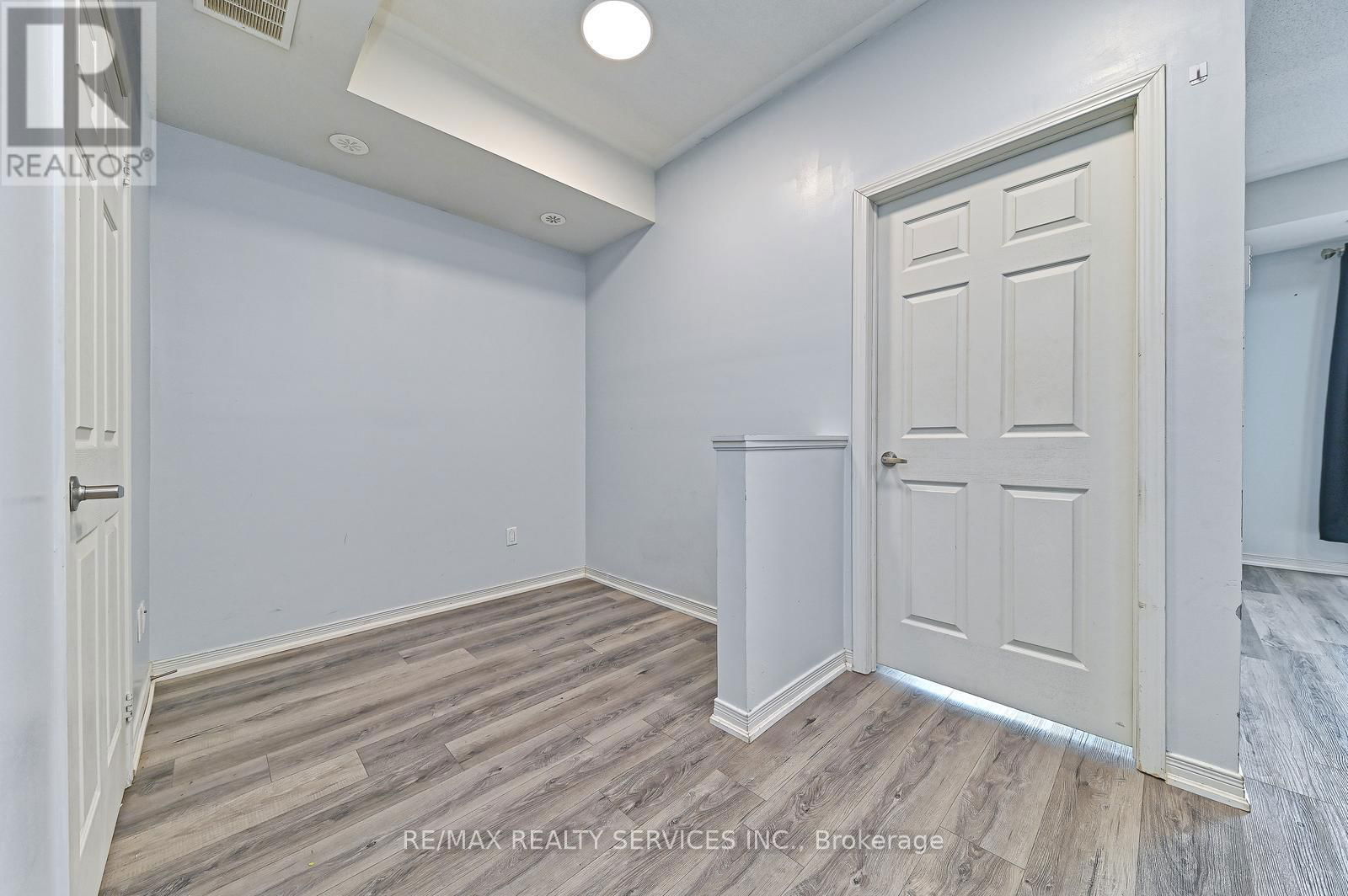 411 - 50 SKY HARBOUR DRIVE Image 12