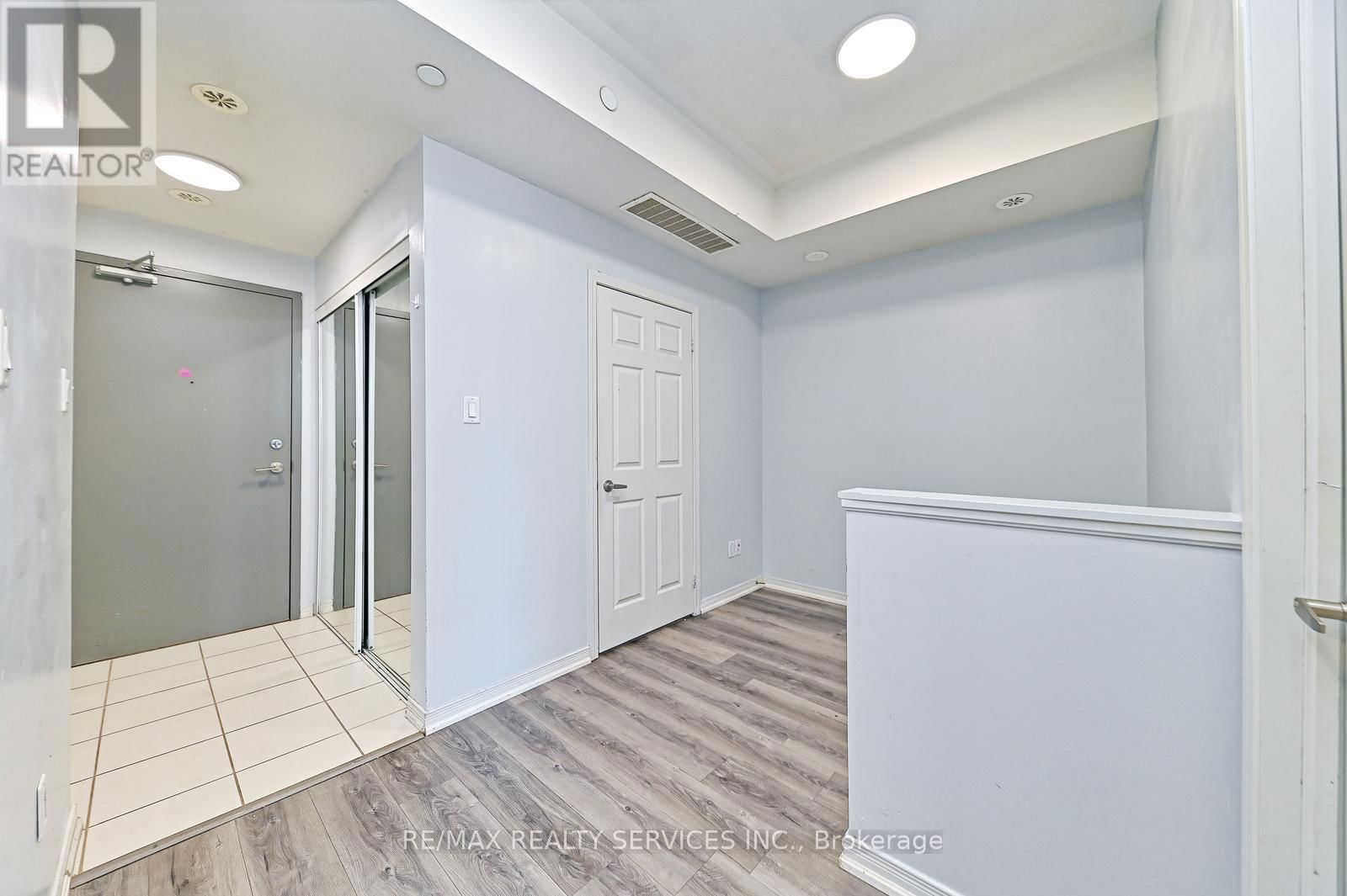 411 - 50 SKY HARBOUR DRIVE Image 13