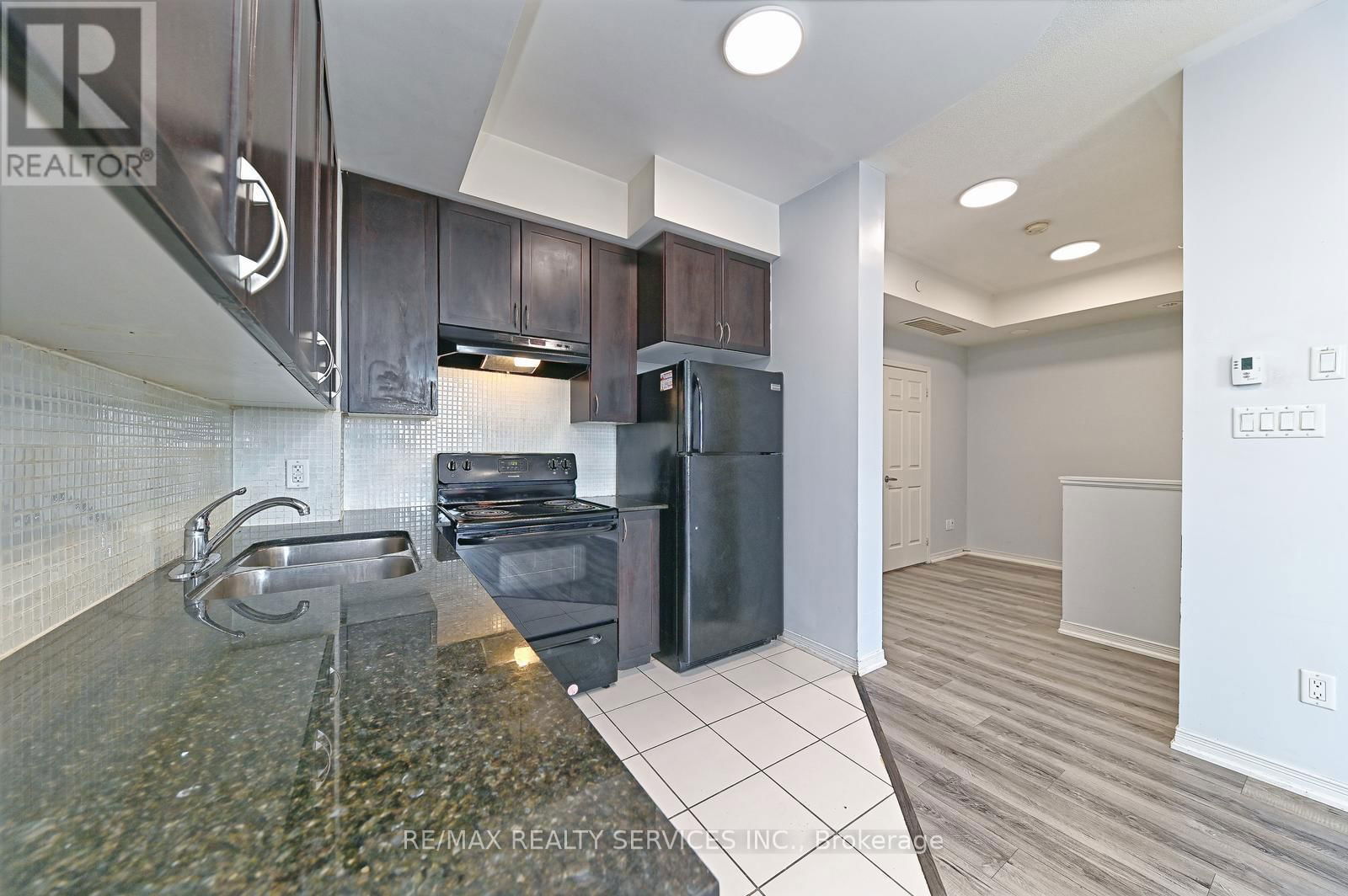 411 - 50 SKY HARBOUR DRIVE Image 17