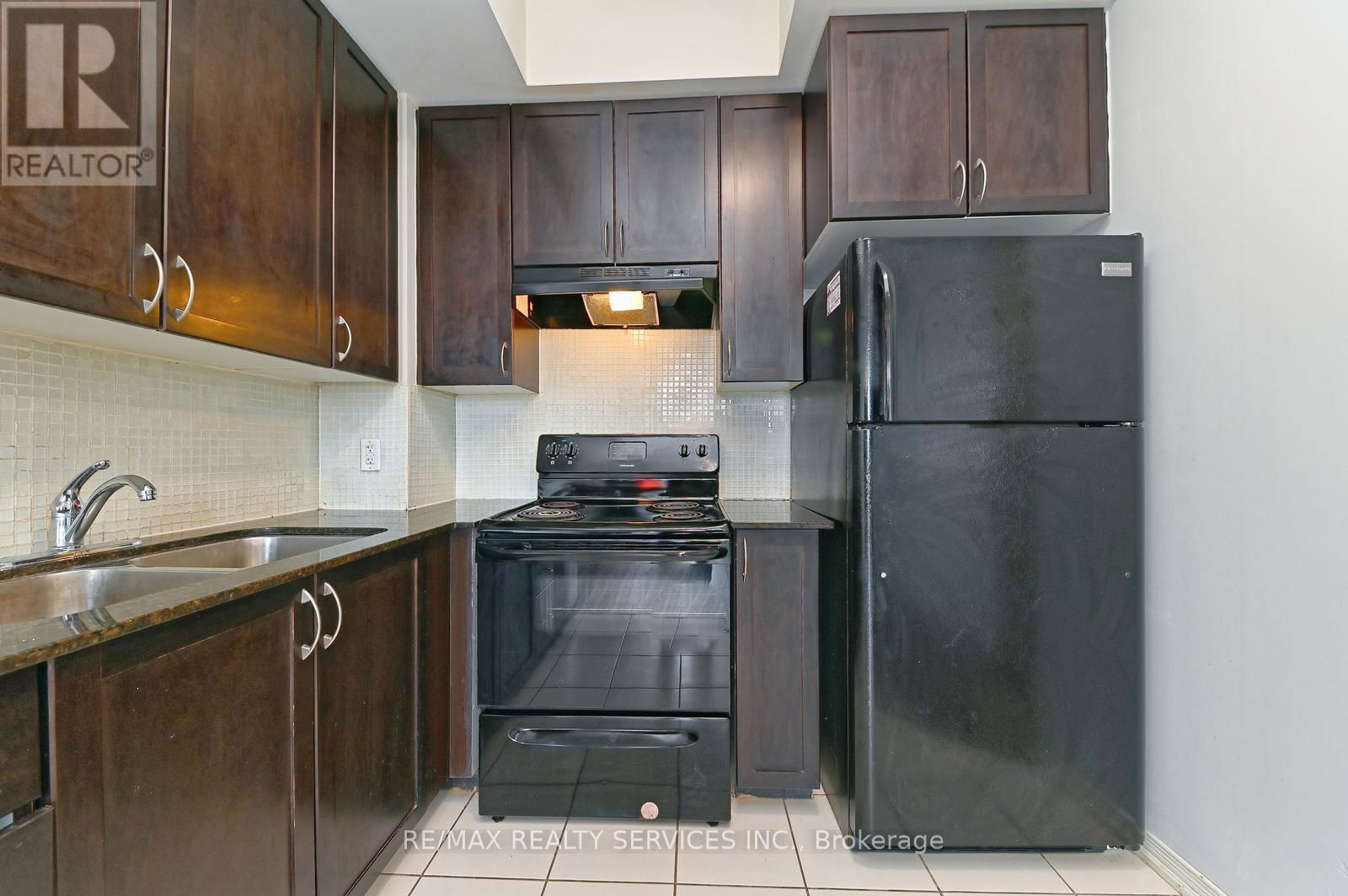 411 - 50 SKY HARBOUR DRIVE Image 20