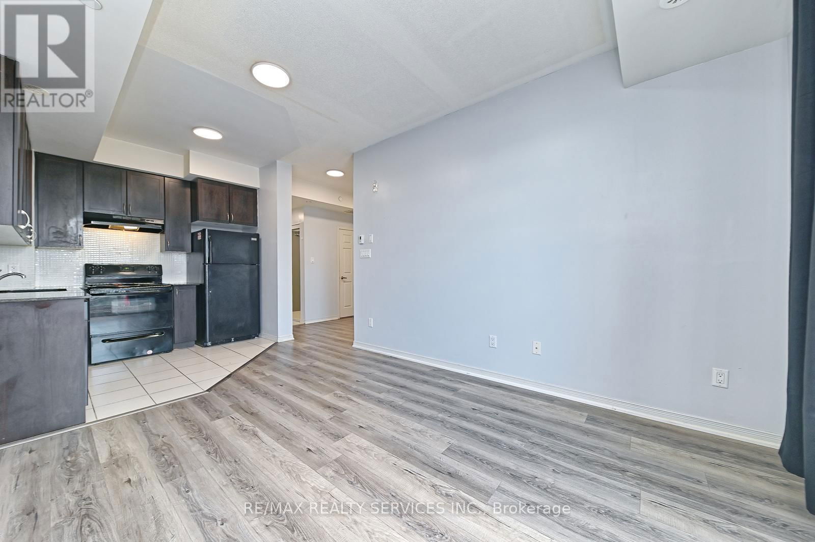 411 - 50 SKY HARBOUR DRIVE Image 23