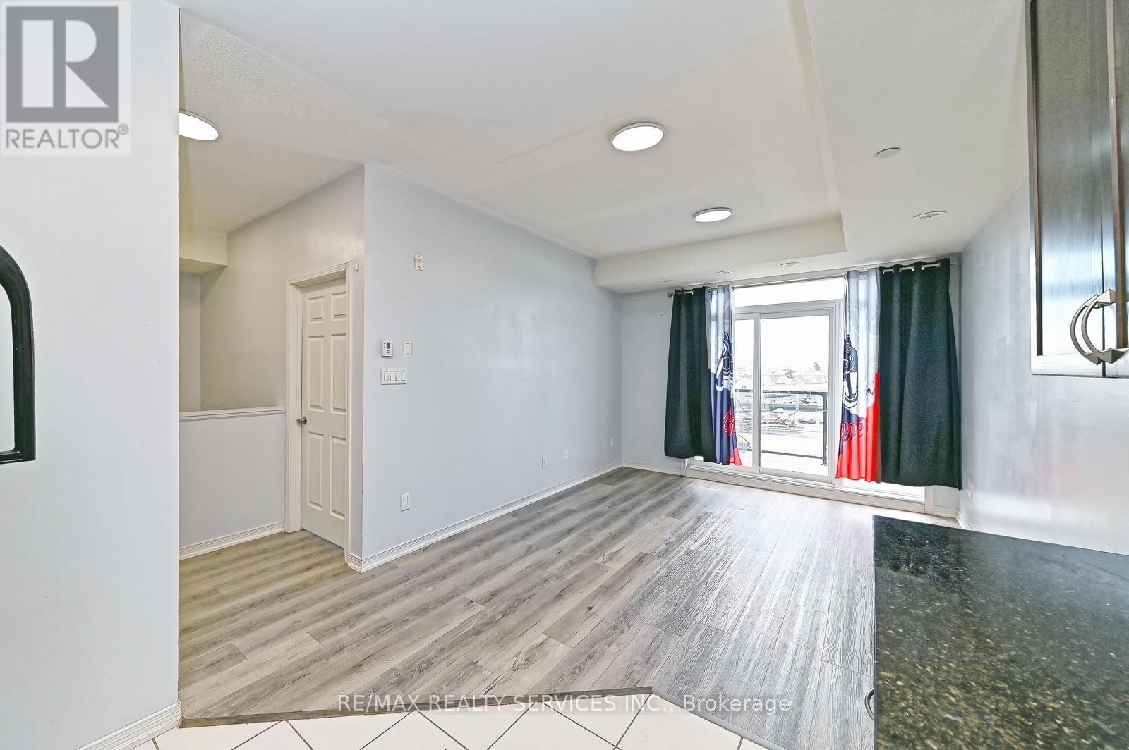 411 - 50 SKY HARBOUR DRIVE Image 26