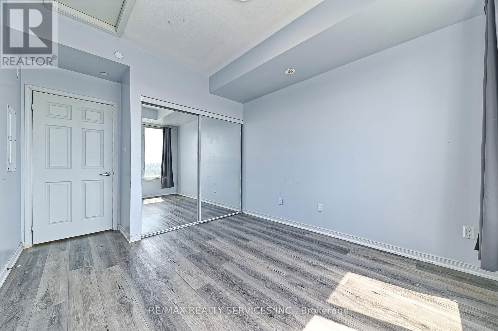 411 - 50 SKY HARBOUR DRIVE Image 27