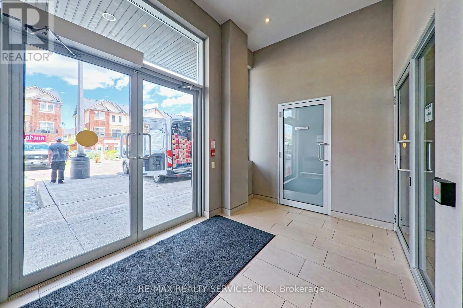 411 - 50 SKY HARBOUR DRIVE Image 6