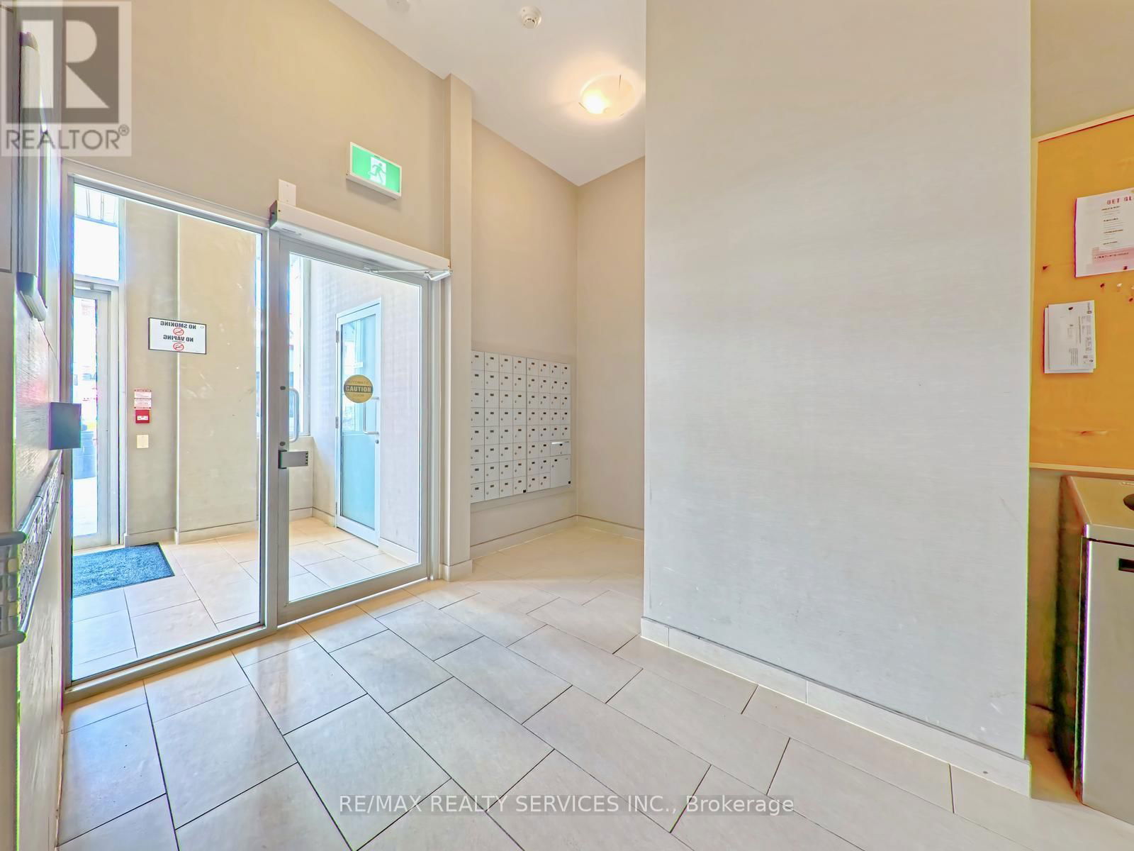 411 - 50 SKY HARBOUR DRIVE Image 7