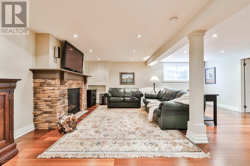502 BOHEMIA CRESCENT Image 32